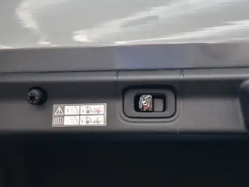 MERCEDES-BENZ EQE 300 ElectricArt Premium AHK LED 36…