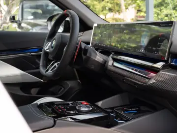 BMW M5 INDIVIDUAL.DR.ASS.PRO.PANO.360