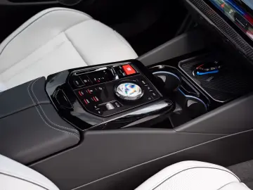BMW M5 INDIVIDUAL.DR.ASS.PRO.PANO.360