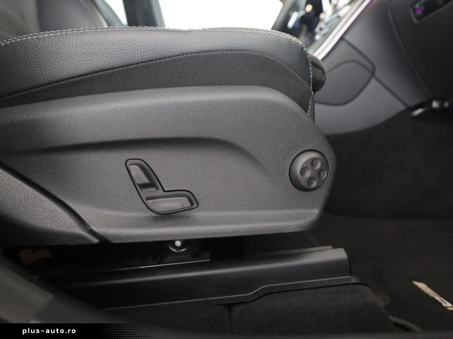MERCEDES-BENZ GLC 300 e 4M AMG MBUX AHK Distronic Kamera LED