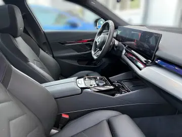 BMW 550e xDrive Touring M Sport HUD Pano DA Prof B&W