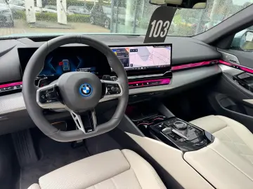 BMW 550e xDrive Ad-Fahrw-Pro Autobahnas PANO AHK B&W