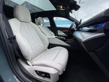 BMW 550e xDrive Ad-Fahrw-Pro Autobahnas PANO AHK B&W