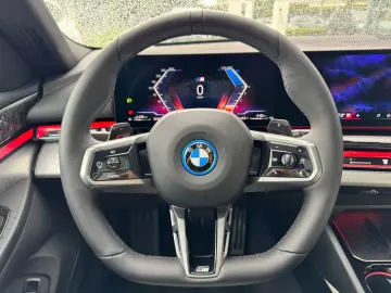 BMW 550e xDrive Ad-Fahrw-Pro Autobahnas PANO AHK B&W