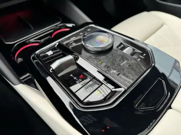 BMW 550e xDrive Ad-Fahrw-Pro Autobahnas PANO AHK B&W