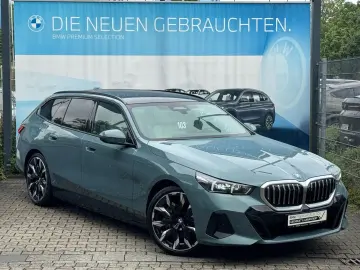 BMW 550e xDrive Ad-Fahrw-Pro Autobahnas PANO AHK B&W