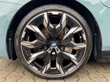 BMW 550e xDrive Ad-Fahrw-Pro Autobahnas PANO AHK B&W