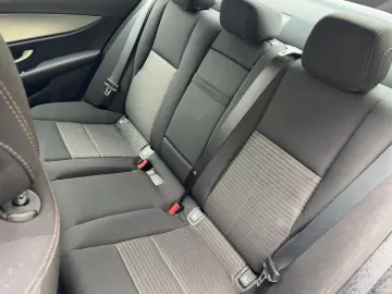 MERCEDES-BENZ E 220d Limousine Avantgarde LED Navi Kamera