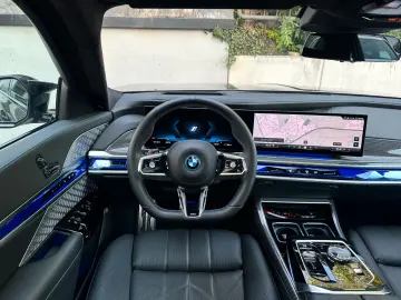 BMW i7 M70 xDrive PANO-SKY B&W Fond-TV Executive