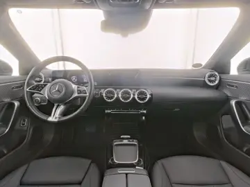 MERCEDES-BENZ CLA 180 Coupé Progressive Advance Pano…