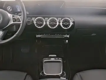 MERCEDES-BENZ CLA 180 Coupé Progressive Advance Pano…
