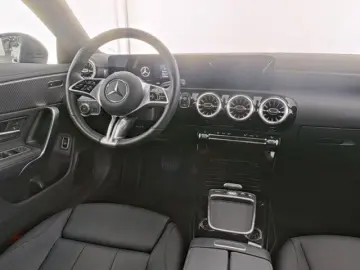 MERCEDES-BENZ CLA 180 Coupé Progressive Advance Pano…
