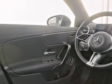 MERCEDES-BENZ CLA 180 Coupé Progressive Advance Pano…
