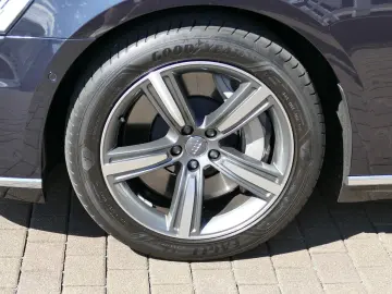 AUDI A8 L 60 TFSI 4.0 V8 quattro   Standhzg TV Matrix