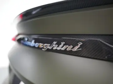 LAMBORGHINI Urus Performante  Carbon Akrapovic Alcantara B&O