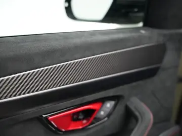 LAMBORGHINI Urus Performante  Carbon Akrapovic Alcantara B&O