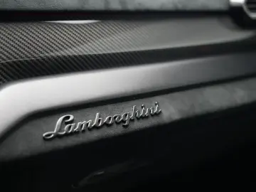 LAMBORGHINI Urus Performante  Carbon Akrapovic Alcantara B&O