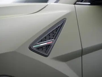 LAMBORGHINI Urus Performante  Carbon Akrapovic Alcantara B&O