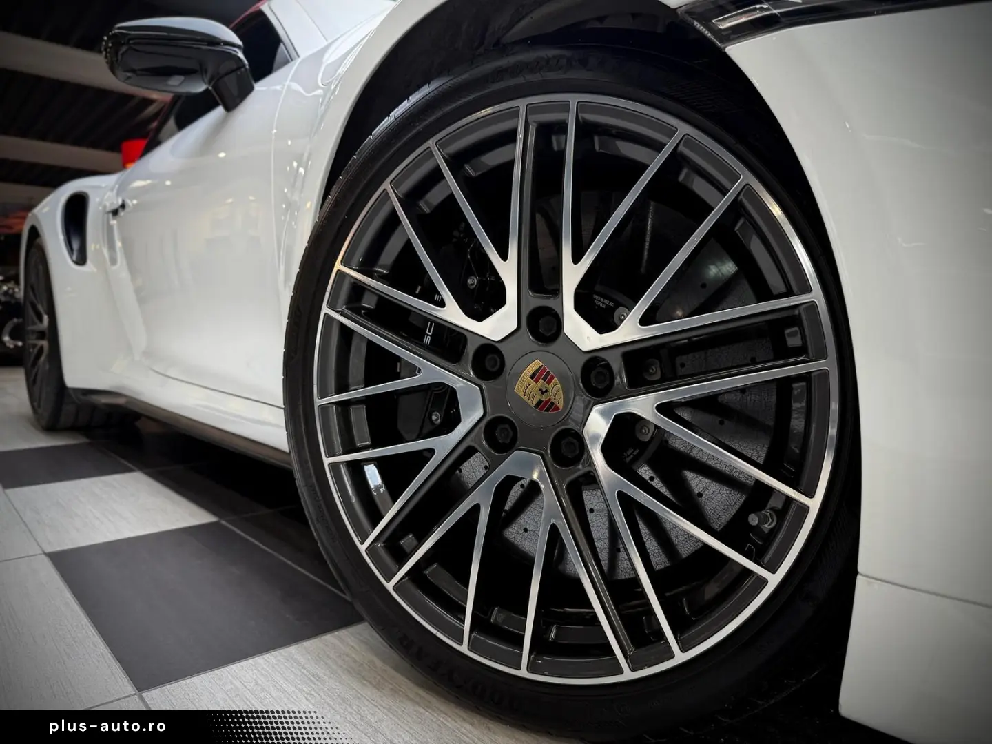 PORSCHE 911 Turbo S Cabriolet InnoDrive Carbon Lift