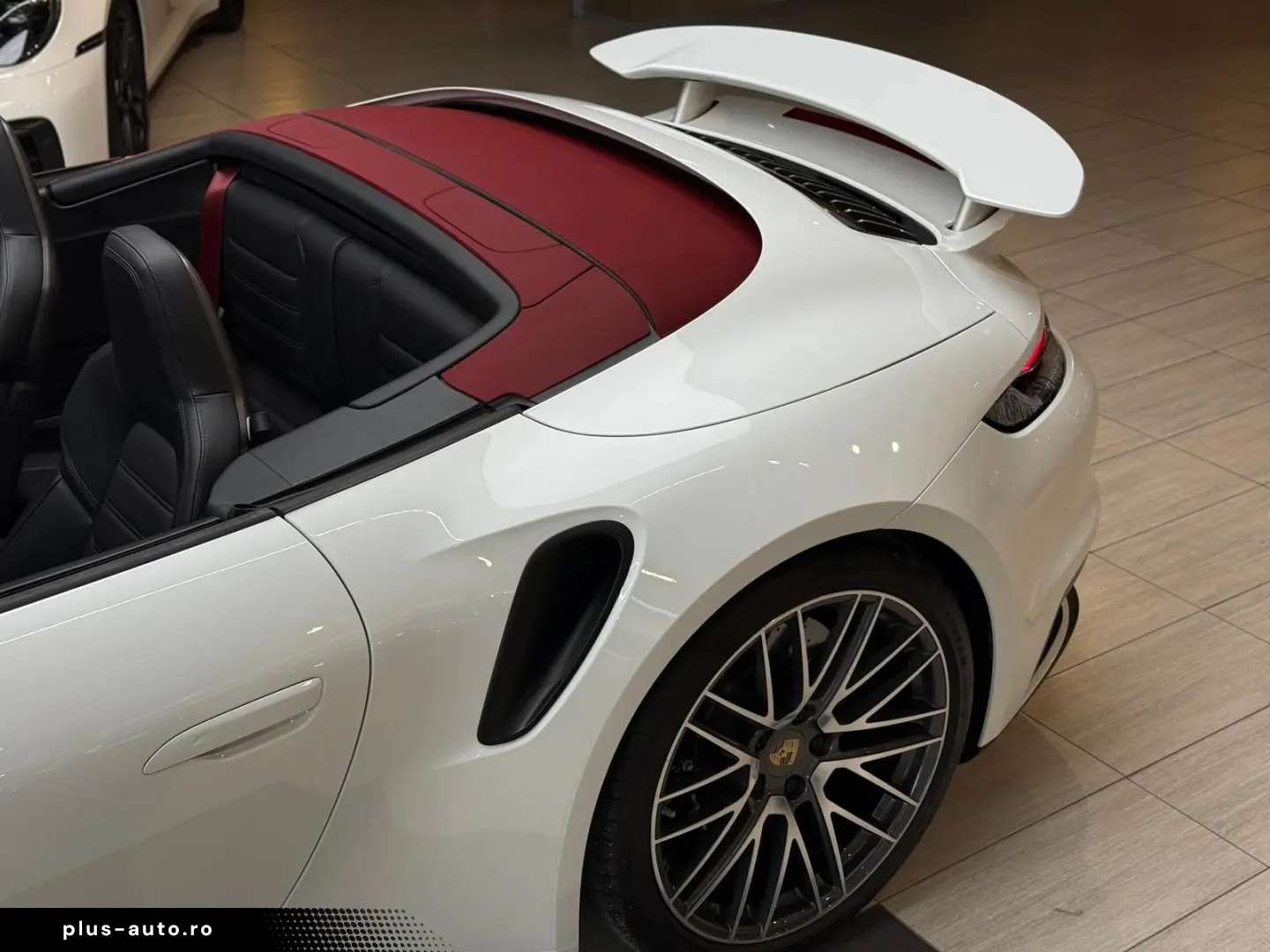 PORSCHE 911 Turbo S Cabriolet InnoDrive Carbon Lift
