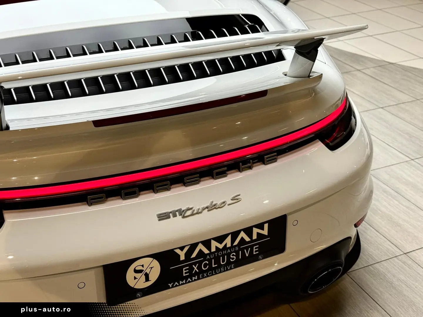 PORSCHE 911 Turbo S Cabriolet InnoDrive Carbon Lift