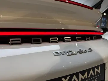 PORSCHE 911 Turbo S Cabriolet InnoDrive Carbon Lift