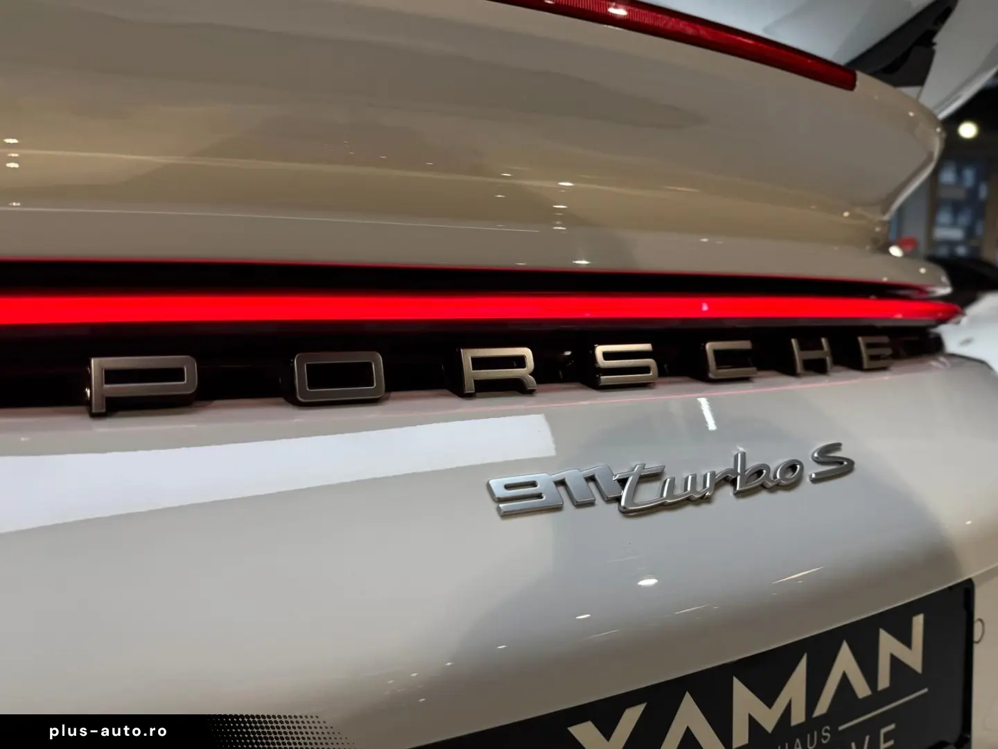 PORSCHE 911 Turbo S Cabriolet InnoDrive Carbon Lift
