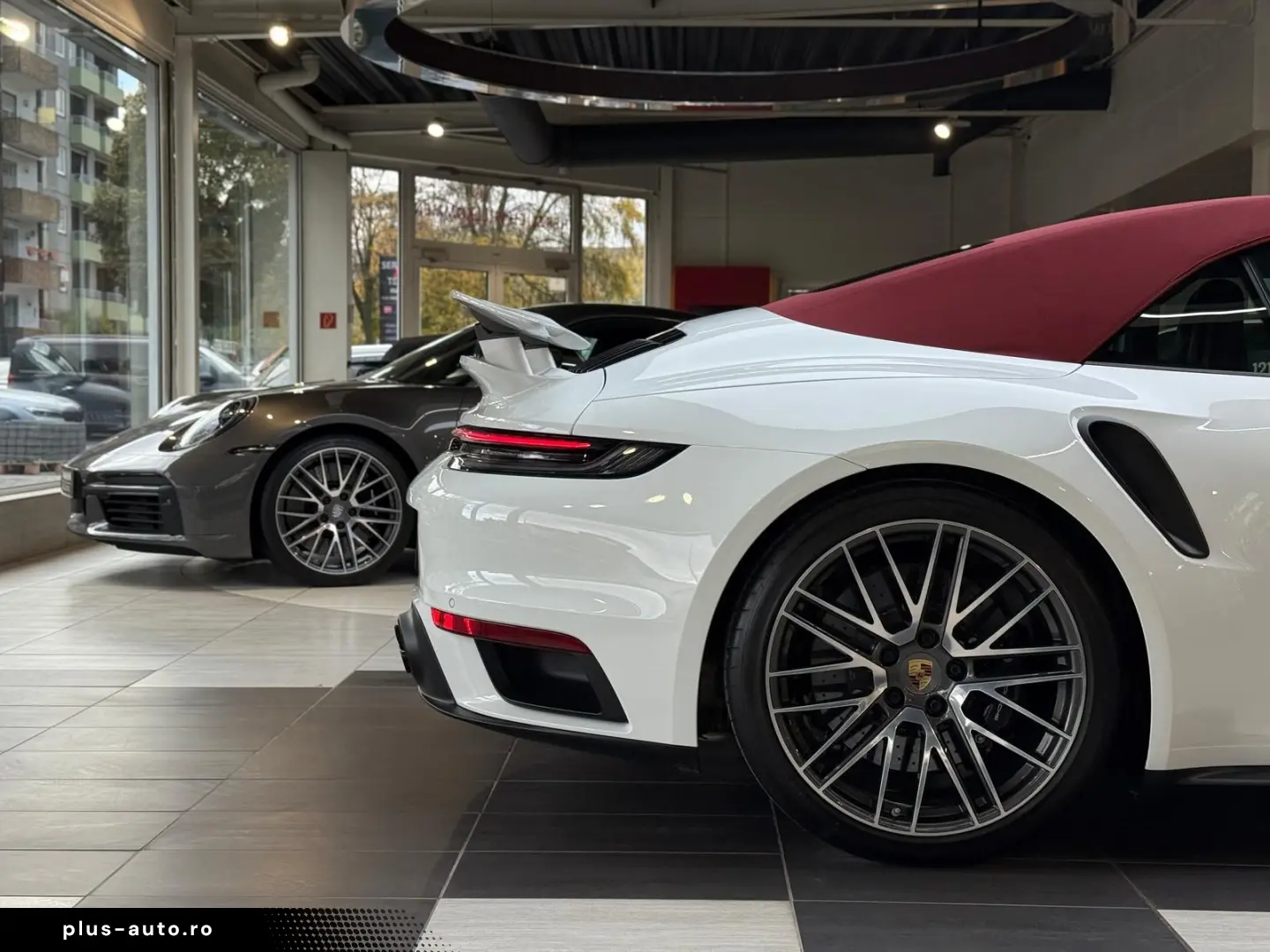 PORSCHE 911 Turbo S Cabriolet InnoDrive Carbon Lift