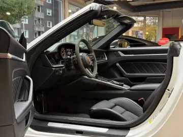 PORSCHE 911 Turbo S Cabriolet InnoDrive Carbon Lift