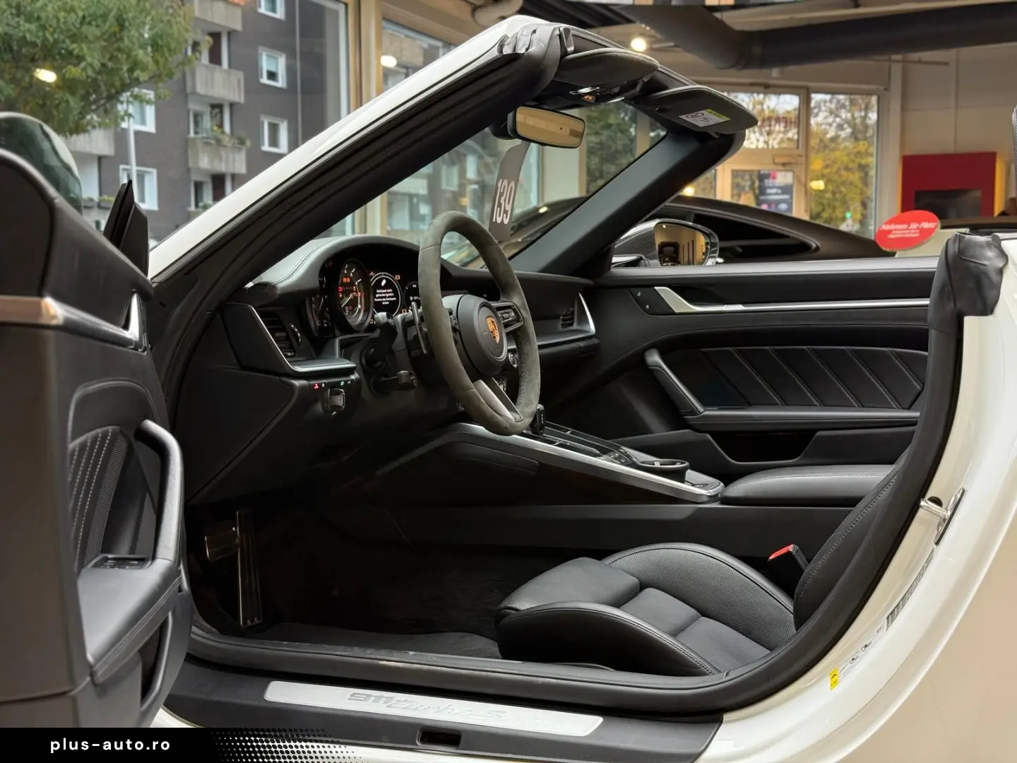 PORSCHE 911 Turbo S Cabriolet InnoDrive Carbon Lift