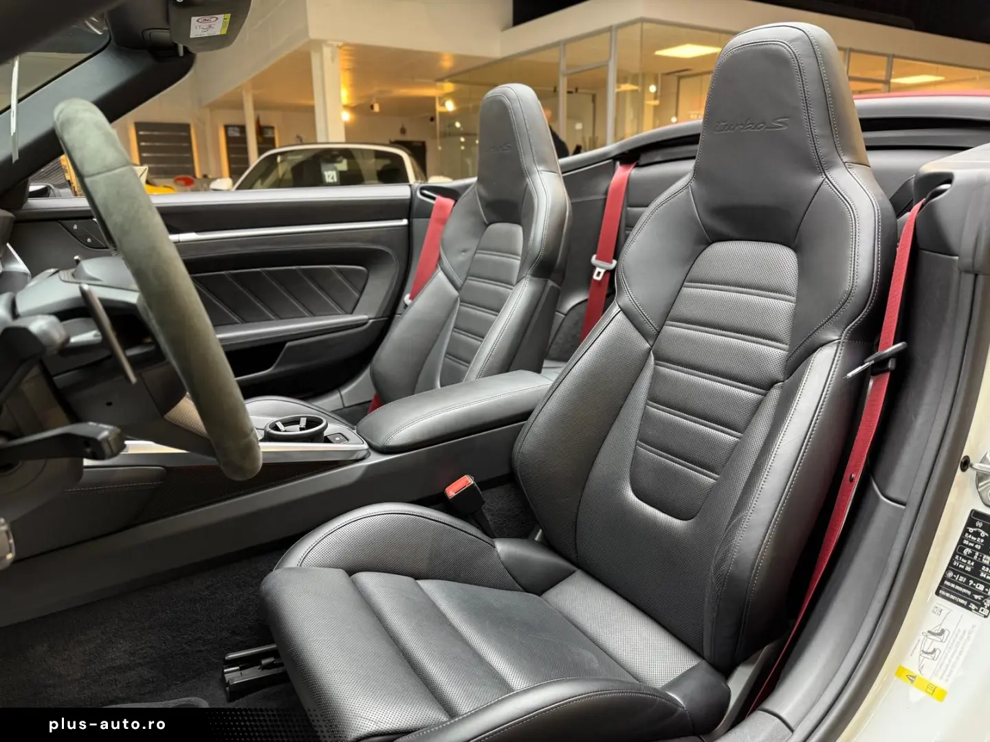 PORSCHE 911 Turbo S Cabriolet InnoDrive Carbon Lift