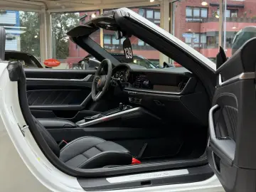 PORSCHE 911 Turbo S Cabriolet InnoDrive Carbon Lift