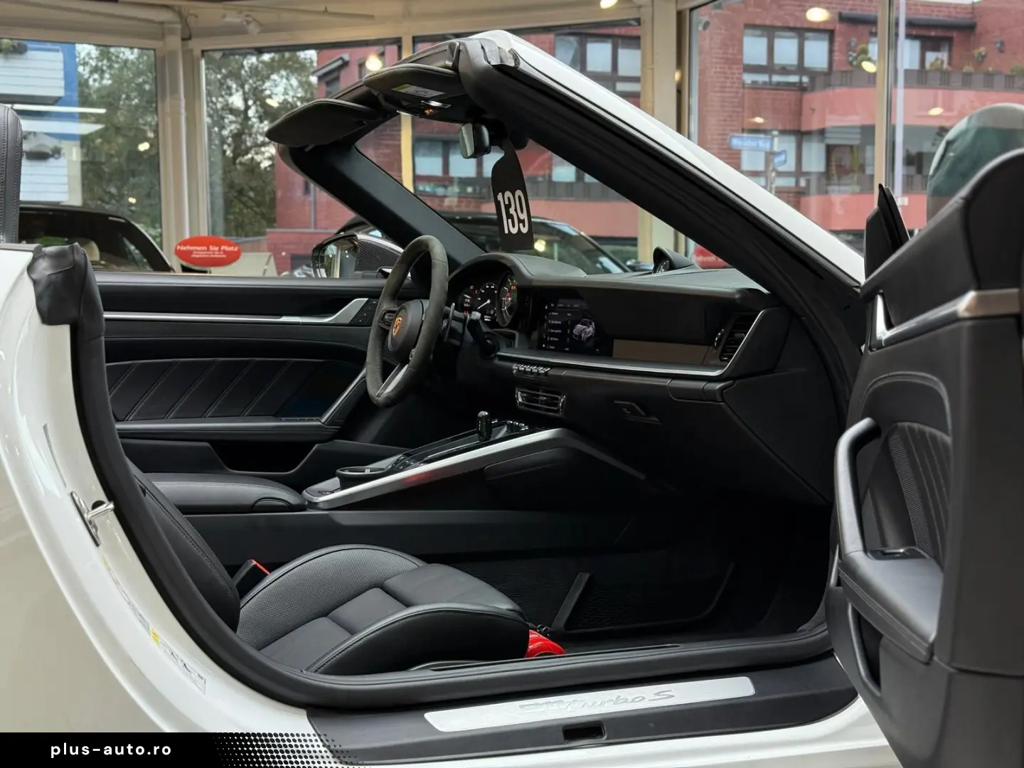 PORSCHE 911 Turbo S Cabriolet InnoDrive Carbon Lift