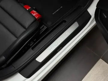 PORSCHE 911 Turbo S Cabriolet InnoDrive Carbon Lift