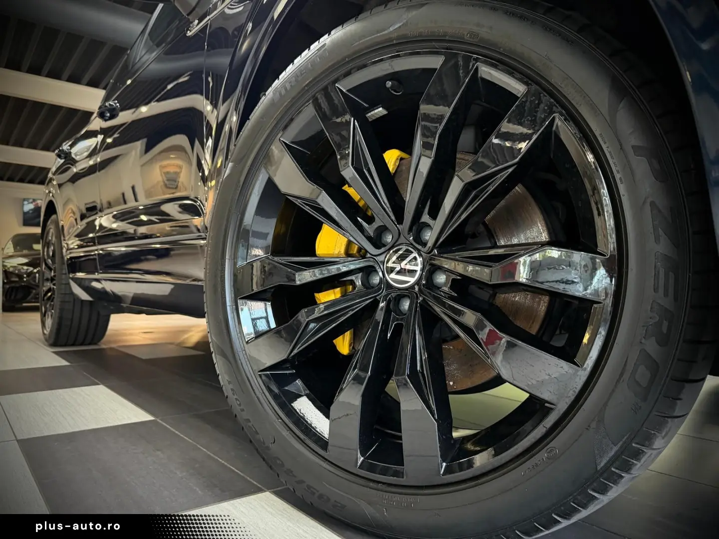VW Touareg R-Line 4M Pano HuD StHzg AHK 360 Massage