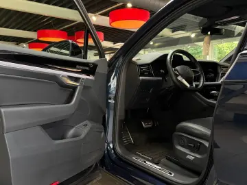 VW Touareg R-Line 4M Pano HuD StHzg AHK 360 Massage