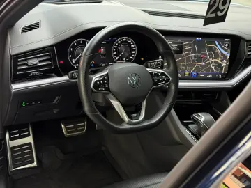 VW Touareg R-Line 4M Pano HuD StHzg AHK 360 Massage