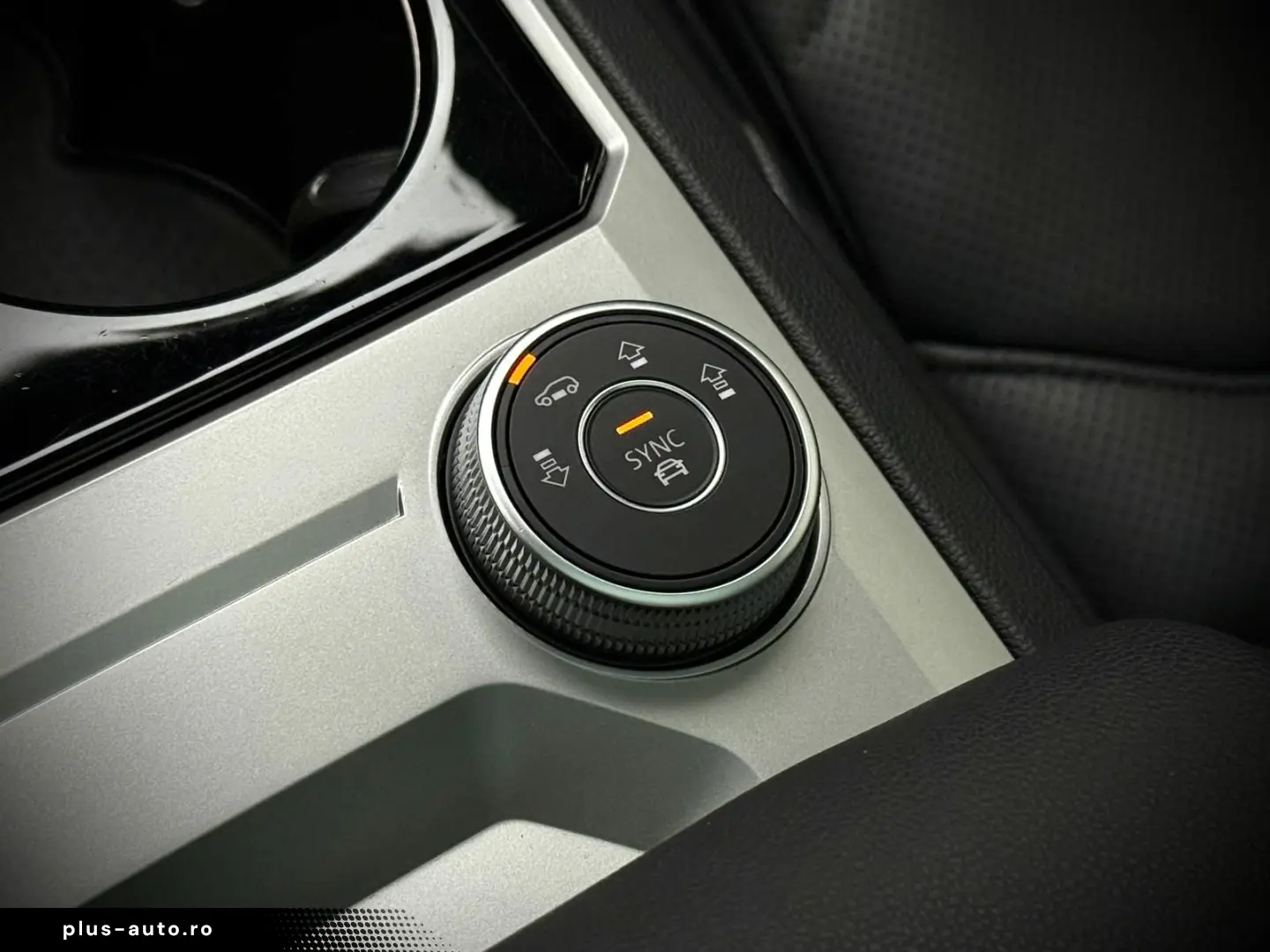 VW Touareg R-Line 4M Pano HuD StHzg AHK 360 Massage