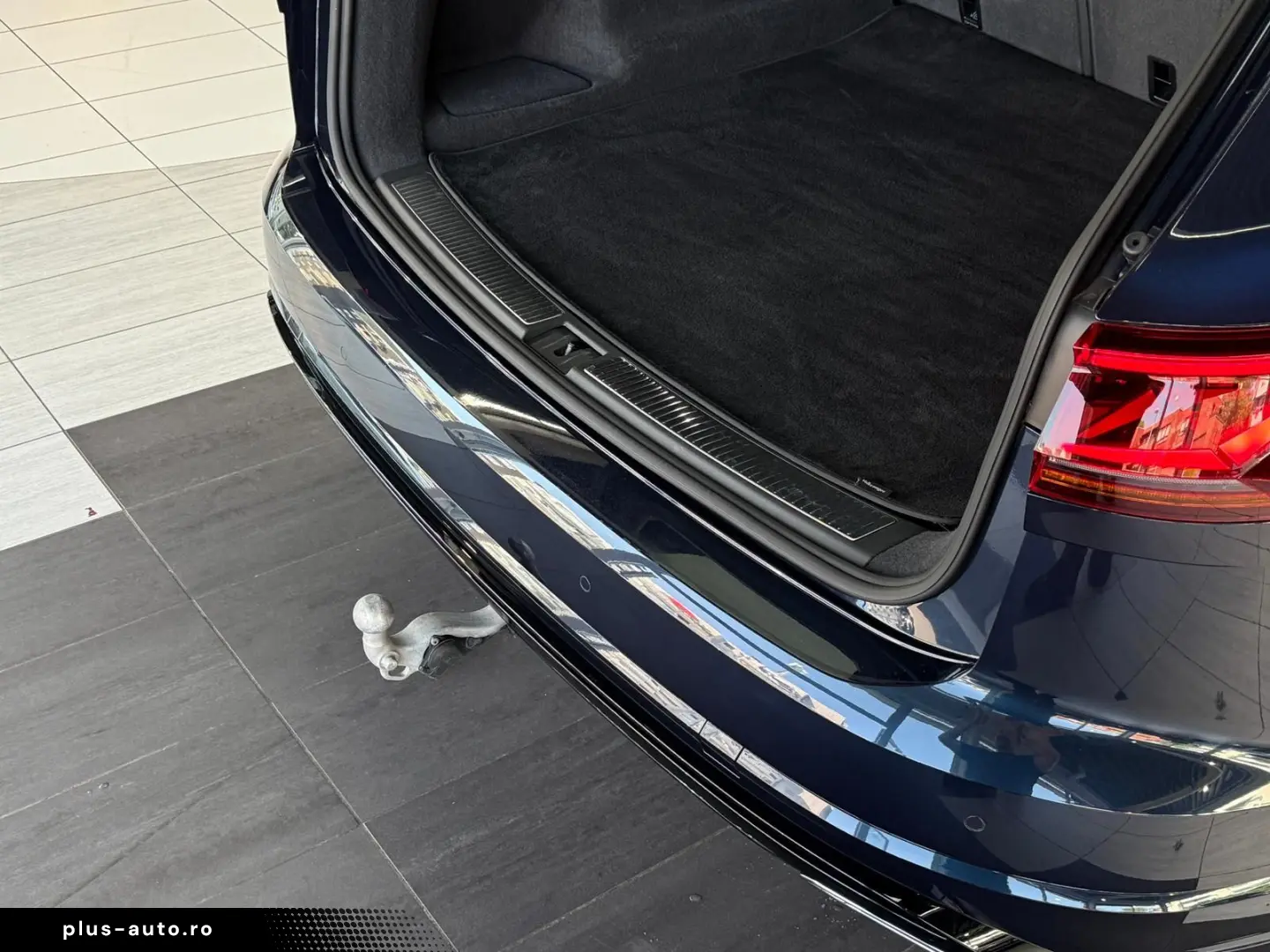 VW Touareg R-Line 4M Pano HuD StHzg AHK 360 Massage