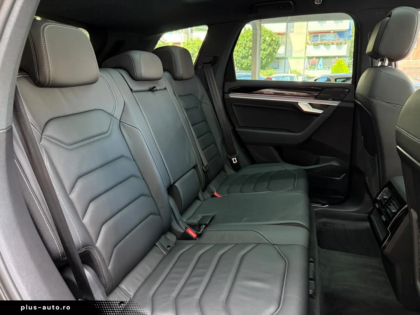 VW Touareg R-Line 4M Pano HuD StHzg AHK 360 Massage