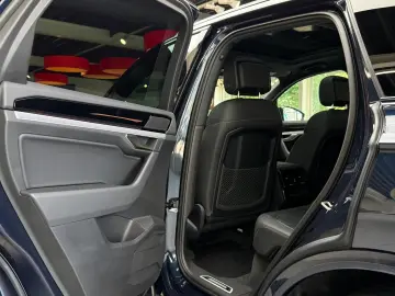 VW Touareg R-Line 4M Pano HuD StHzg AHK 360 Massage