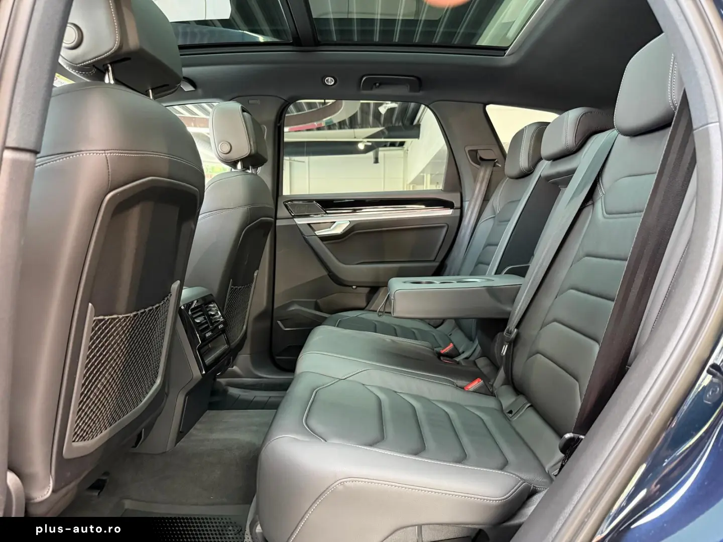 VW Touareg R-Line 4M Pano HuD StHzg AHK 360 Massage