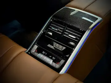 BMW M8 Competition M Carbon B&W Driver´s TV NP206