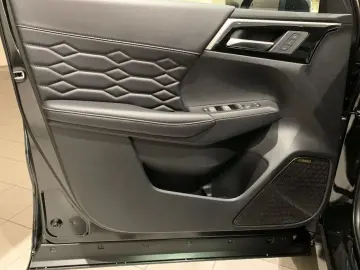MITSUBISHI Outlander 2.4 4WD Plug-In Hybrid Top