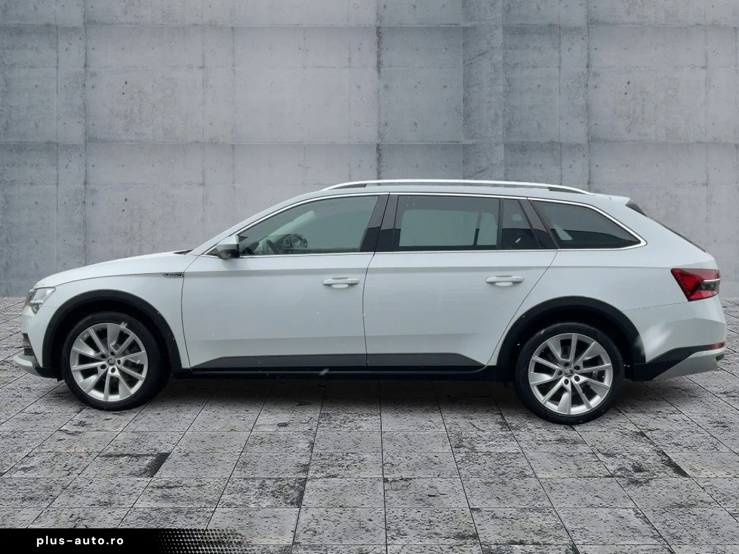SKODA Superb Combi SCOUT 2.0 TDI 4x4 DSG LED AHK PANO