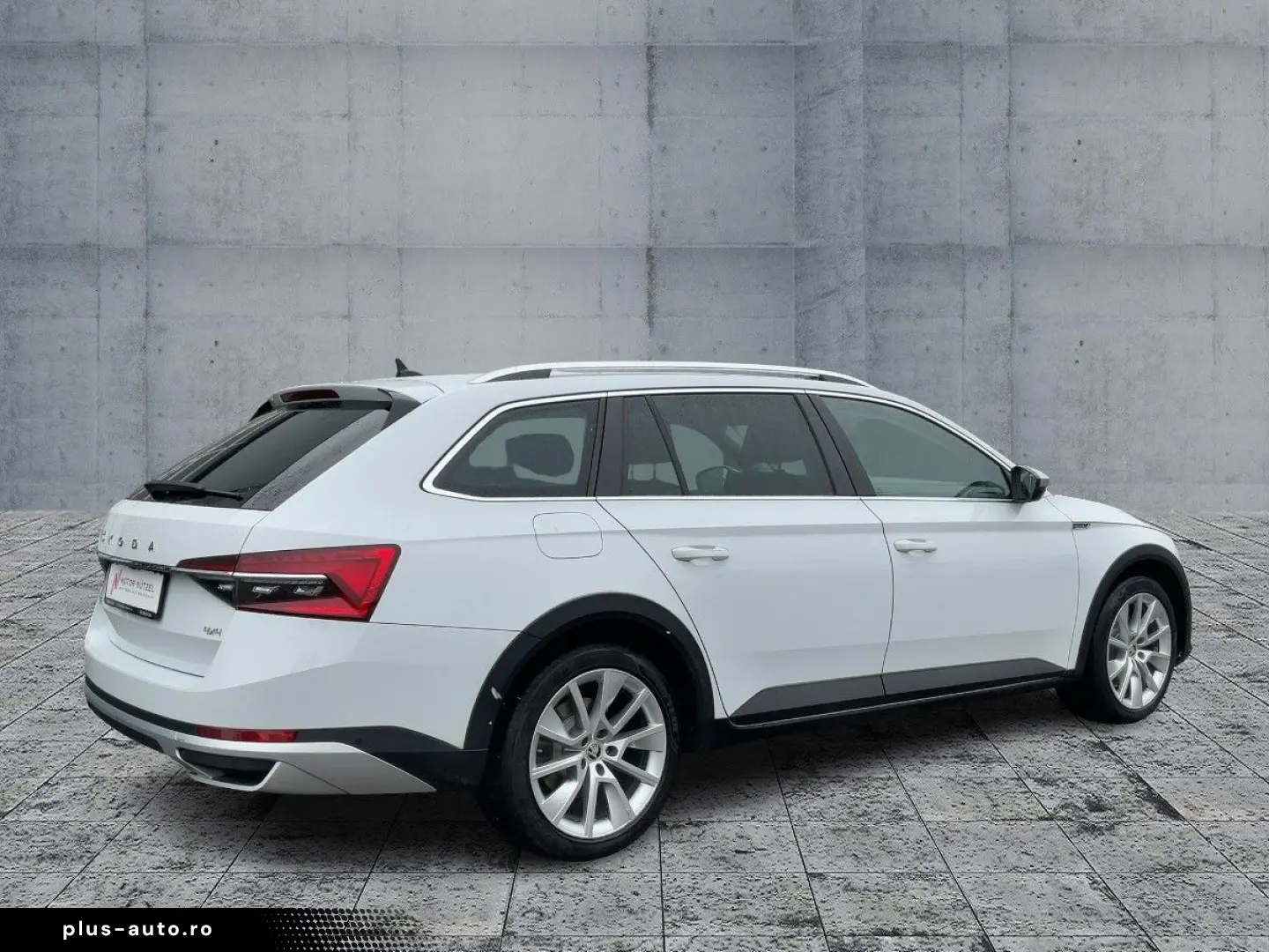 SKODA Superb Combi SCOUT 2.0 TDI 4x4 DSG LED AHK PANO