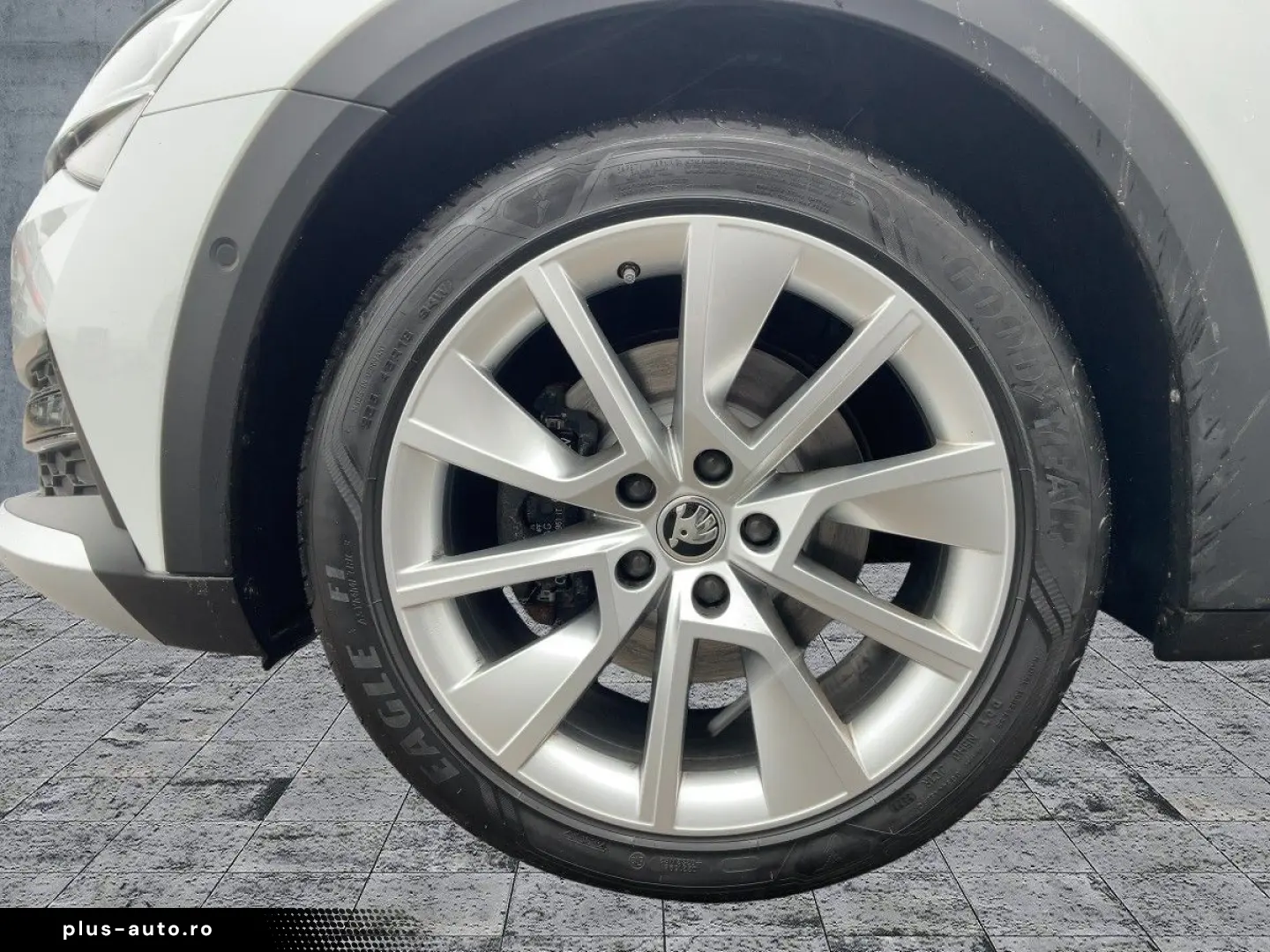 SKODA Superb Combi SCOUT 2.0 TDI 4x4 DSG LED AHK PANO