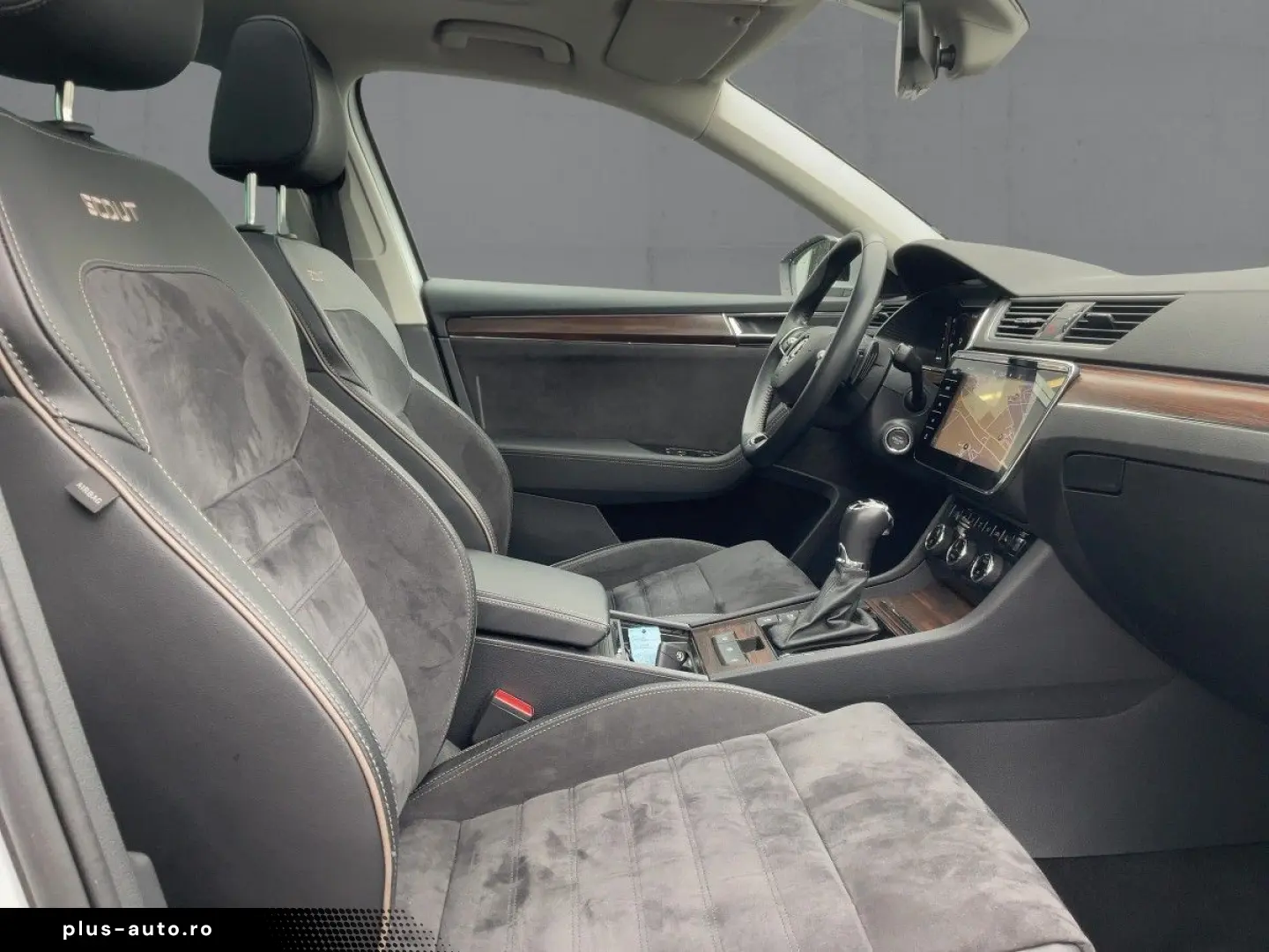 SKODA Superb Combi SCOUT 2.0 TDI 4x4 DSG LED AHK PANO