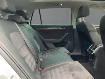 SKODA Superb Combi SCOUT 2.0 TDI 4x4 DSG LED AHK PANO