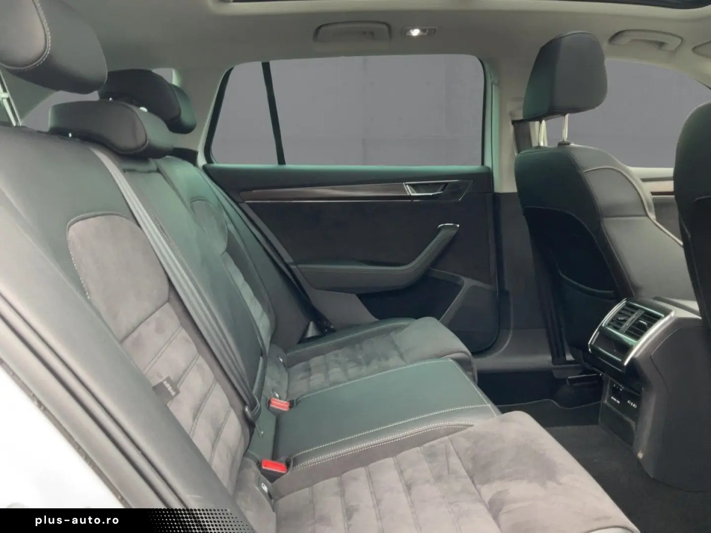 SKODA Superb Combi SCOUT 2.0 TDI 4x4 DSG LED AHK PANO